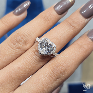 Bague de fiançailles en or blanc avec diamant cœur halo de 3 carats, pierre centrale cultivée en laboratoire et bande pavée - Product Image 5