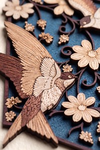 Décoration murale en bois encadrée, oiseaux et fleurs sculptés, décoration traditionnelle pour salon - Product Image 2