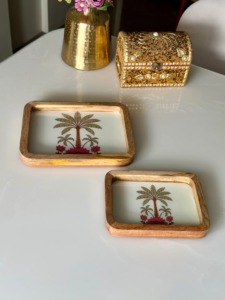Bandeja pequeña con diseño de palmera, paquete de 2 bandejas redondas de madera de mango con asas, bandeja decorativa para servir. - Product Image 2