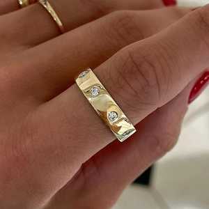 Bagues de mariage larges style cigare en or massif 14K 18K avec diamant de laboratoire taille ronde serti en relief, empilables, de luxe, unisexe, vente en gros - Product Image 1