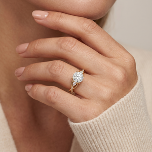 Anillo de Compromiso de Oro 14K con Moissanita Personalizado al por Mayor, Banda Trenzada Solitario con Piedras de Acento, Joyería Fina de Lujo - Product Image 5