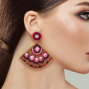 Boucles d'oreilles faites main en perles de rocaille, broderie polyester, strass, légères, motif floral, pour mariée, mariage, fête, style statement, travail artisanal - Product Image 3