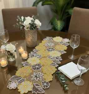 Chemin de table floral perlé fait main |   Décoration de salle à manger 13x36 pouces - Product Image 5