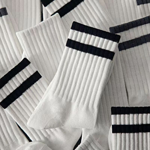 Chaussettes de sport professionnelles personnalisées à séchage rapide pour la course, le basketball et le yoga, en Spandex/Polyester, hauteur genou, avec doublure en coton, collection automne - Product Image 1