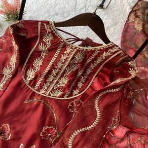 Conjunto de traje Sharara de organza suave VASTRA COTTAGE con lentejuelas y trabajo de espejo real, Kurti de talla única, Sharara y Dupatta bordada. - Product Image 2