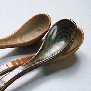 Cuillères à soupe en céramique de style japonais avec longues poignées, cuillères à riz créatives et de haute qualité, vaisselle pour la maison et les hôtels par UO - Product Image 2