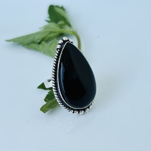 Bague au design classique en argent sterling 925 avec pierre précieuse onyx noir de forme poire pour femme, prix d'usine, vente en gros de bijoux - Product Image 5