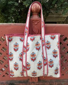 Bolso Tote Acolchado de Algodón con Estampado Floral, Bolso de Viaje Hecho a Mano para Fin de Semana - Product Image 6