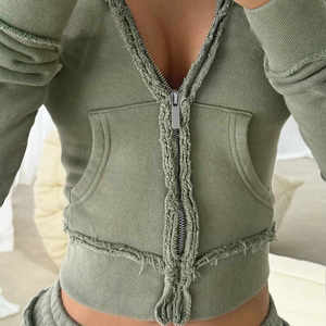 Conjunto de 2 piezas para mujer: Sudadera con capucha y pantalones acampanados de chándal, con parche bordado personalizado de efecto desgastado, estilo corto - Product Image 4