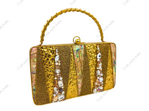 Pochette de soirée de luxe indienne artisanale en nacre avec panneaux dorés martelés, incrustation d'ormeau et accents de perles de cristal - Product Image 3