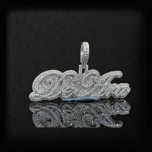 Colgante de Letra Personalizado en Plata 925 con Incrustaciones de Diamantes Moissanite VVS, Corte Redondo, Brillante, Unisex, para Uso Diario - Product Image 1