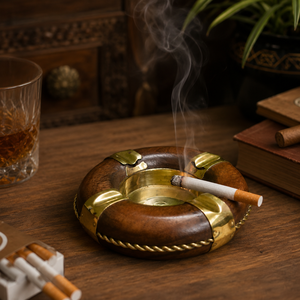 Cenicero artesanal de palisandro indio con incrustaciones de latón |   Cenicero de Madera Estilo Salvavidas Redondo para Cigarros y Cigarrillos, Decoración, Regalo - Product Image 2