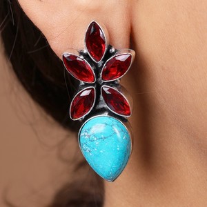 Boucles d'oreilles clous vintage en argent oxydé pour femme - Prix de gros |   Boucles d'oreilles pendantes bohèmes faites à la main |   Fournisseur en gros de bijoux en vrac pour cadeaux - Product Image 4