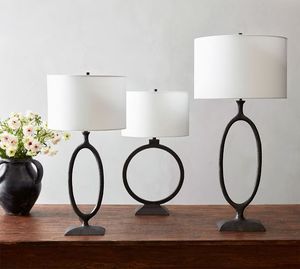 Lampe de sol en métal de style européen moderne avec base ovale, abat-jour en tissu blanc, ampoule halogène, design écologique pour la décoration de chambre à coucher et d'hôtel - Product Image 1