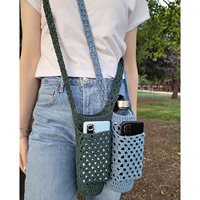 Gehaakte ecovriendelijke katoenen wollen fleshouder met zakjes, modern en eenvoudig design voor crossbody waterfleshoes, opbergruimte voor thuis.