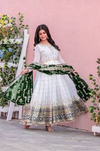 Ensemble Salwar Kameez Traditionnel Indien et Pakistanais Blanc Brodé en Soie pour Femme, Coupe Ample Longueur Ras du Sol, Idéal pour Mariage - Product Image 4