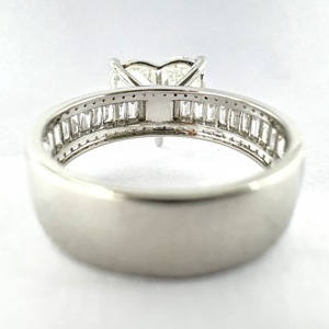 Anillo de Compromiso con Diamante Cultivado en Laboratorio en Forma de Corazón de 7.40 CTW, Certificado por IGI, Oro Blanco Sólido de 18k, Banda Ancha con Detalles en Rosa Baguette - Product Image 6