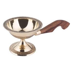 Diffuseur Loban en laiton de haute qualité, brûleur d'encens en laiton poli avec poignée en bois, brûleur décoratif pour accessoires de Pooja - Product Image 1