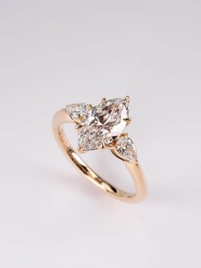Fabricant ODM Personnalisé Bague de Fiançailles et d'Anniversaire en Or 10K 14K 18K avec Moissanite Marquise 2 carats et Trois Pierres, Ornée de Pierres Latérales Poire - Product Image 3