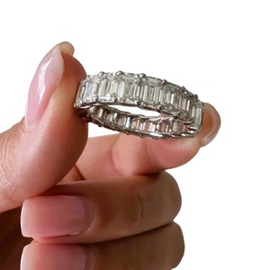 Anillo de Eternidad de Lujo con Diamante Cultivado en Laboratorio de 6.5 Quilates, Corte Esmeralda, con Engaste de Trípode Compartido - Product Image 2
