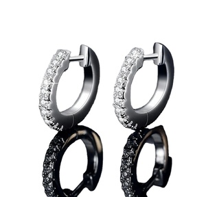 Boucles d'oreilles créoles Huggies en diamant de laboratoire en or blanc 14 carats Boucles d'oreilles en diamant de laboratoire Boucles d'oreilles en or blanc - Product Image 4