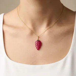 Collier Pendentif Fin Feuille Sculptée Plaqué Or 18 carats avec Pierres Précieuses Naturelles Rubis Rose, Jade et Émeraude, Accents en Zircon Cubique – Bijoux de Mode en Gros - Product Image 1