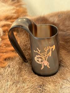 Jarra vikinga personalizada con runas, taza premium de cuerno auténtico, taza de cuerno de buey para la época renacentista, jarra de cerveza vikinga con personalización. - Product Image 4