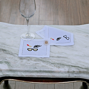 Serviette de cocktail minimaliste style Pop Art avec broderie d'abeille miniature, qui apporte un charme jeune aux moments de repas. - Product Image 1