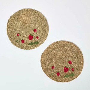 Charmant set de table rond en jonc de mer brodé à la main motif fraise, tapis de table rustique naturel tressé pour décoration de cuisine de ferme, cadeau - Product Image 2