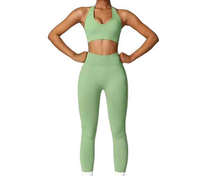 Ensemble de yoga lavande de haute qualité pour femme : Soutien-gorge de sport sans couture à dos nu et leggings taille haute respirants, écologiques, avec logo frontal - Product Image 6