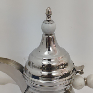 กาหม้อกาแฟอาหรับเคลือบเงาสีเงิน KAMRAN - ดีไซน์ลวดลายประดับตกแต่งอย่างงดงาม ฝาปิดและด้ามจับลายหินอ่อนสีขาว สำหรับตกแต่งบ้าน - Product Image 3