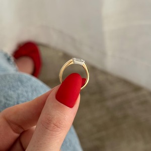 Bague solitaire demi-sertie bicolore en or jaune 18 carats avec diamant de laboratoire taille émeraude au design tendance, certifiée IGI, pour fiançailles et mariage - Product Image 3