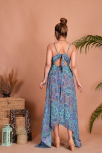 Robe longue asymétrique en soie bohème haut de gamme pour femme, légère et confortable, idéale pour les fêtes à la plage, disponible en gros - Product Image 3