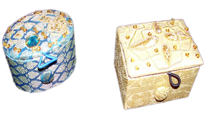 Boîte à bijoux en tissu brodé de velours fait main, forme carrée, accessoire décoratif pour la maison avec détails de perles en fil d'or - Product Image 5