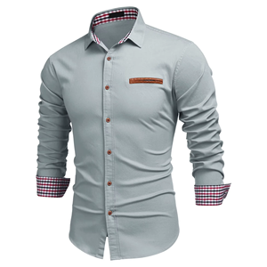 Chemise habillée bleu clair pour homme, coupe ajustée, avec poignets et col à carreaux, manches longues, style smart casual, tissu popeline. - Product Image 2