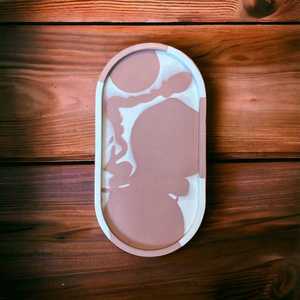 Bandeja Decorativa Ovalada con Patrón Abstracto, Diseño Minimalista, Revestimiento Rosa y Blanco, Pieza Única - Product Image 1