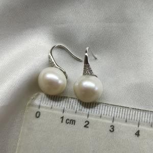 Boucles d'oreilles en argent S925 avec perles rondes de 11-12 mm, talons hauts, avec de légères imperfections, grandes boucles d'oreilles en perles - Product Image 4