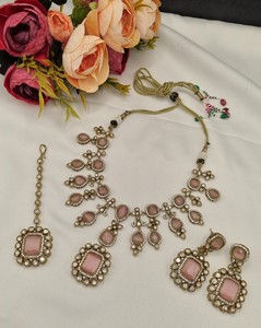 Conjunto de collar Kundan indio de lujo tradicional con aretes y Maang Tikka, joyería para bodas, recepciones y fiestas étnicas. - Product Image 5