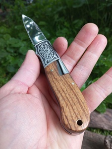 Cuchillo Plegable de Acero de Damasco SHARP POINT TRADES con Hoja Recta de 0.5mm, Apertura con Perilla, Mango de Madera y Diseño Artístico - Product Image 4