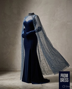 Robe de bal en velours Celestial Cape, coupe fourreau, taille naturelle, col cœur, imprimé étoilé, fente, pour soirée - Product Image 3