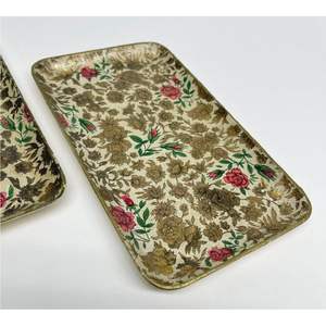 Plateau rectangulaire artisanal en émail, décor floral doré, organiseur de table basse en métal, élégant plateau de service alimentaire - Product Image 1