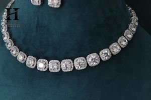 Collier ras du cou personnalisé en or blanc 18 carats avec diamant rond, diamant de laboratoire VVS taille coussin, halo, collier statement Riviera, bijoux de mariage - Product Image 5