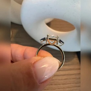 Bague de luxe en diamant de laboratoire taille émeraude en argent sterling 925 pour femme, idéale pour les fiançailles, les mariages et les cadeaux d'anniversaire - Product Image 6