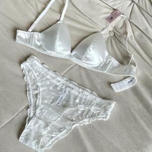 Ensemble de soutien-gorge et culotte sexy sans armatures pour femmes, avec logo personnalisé, de qualité supérieure - Product Image 2