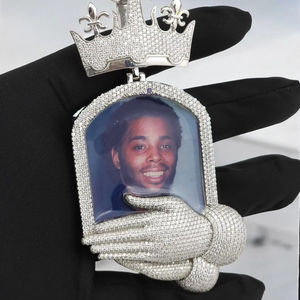 Pendentif commémoratif personnalisé en moissanite, design couronne et croix, style hip-hop glacé, breloque photo en argent - Product Image 1