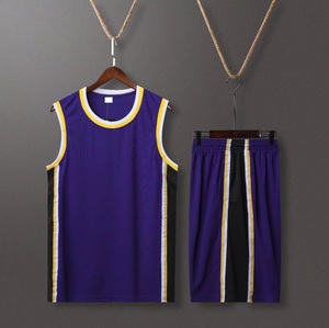 Ensemble de maillot de basket-ball noir pour hommes, débardeur en maille sans manches avec bordure jaune et violette et short à motif étoile, polyester respirant - Product Image 4