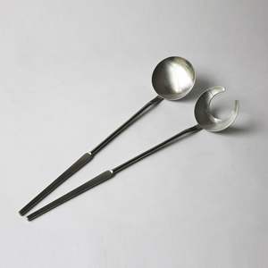 Paire de cuillères à salade en métal au design élégant, conçues pour une présentation raffinée sur la table, idéales pour les mariages, la restauration et les restaurants haut de gamme. - Product Image 1