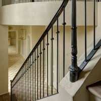 Gebogene Eisentreppe mit handgeschmiedeten Balustraden und Geländern, individuelles Design für Luxuswohnungen