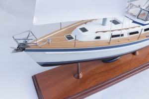 Modèle de bateau à voile en bois peint à la main HALLBERG RASSY 40, style nautique européen, décoration d'intérieur autoportante, antique, fabriqué en Suède - Product Image 3