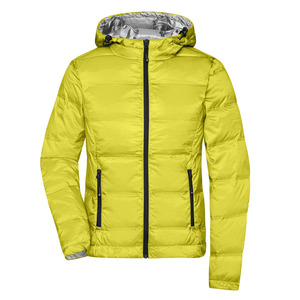 Blouson d'hiver urbain coupe décontractée avec rembourrage doux et isolant, col montant, fermeture éclair sur le devant et style moderne pour un usage décontracté - Product Image 1